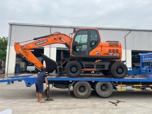 Gía máy xúc doosan bánh lốp 140 mới