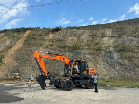 Gía máy xúc doosan bánh lốp DX140W mới