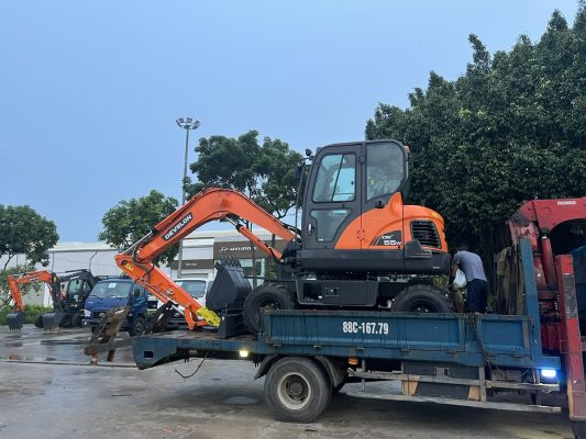 Máy xúc Develon Dx55 mới