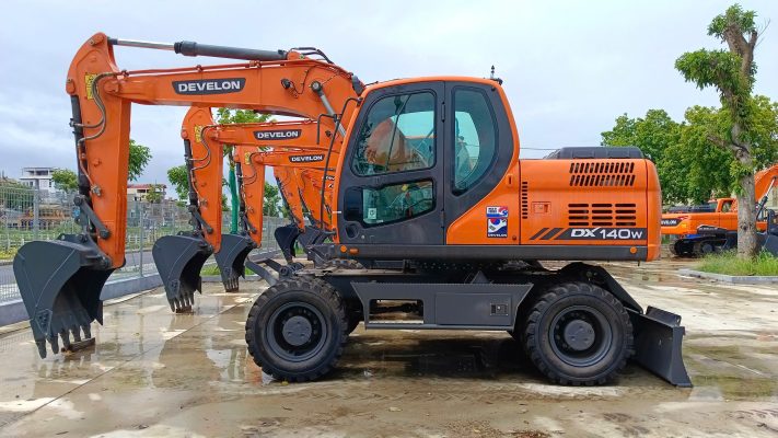 Máy xúc develon 140 mới