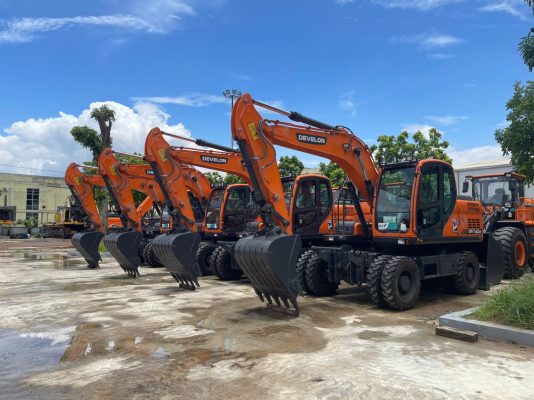 Máy xúc develon 140 mới