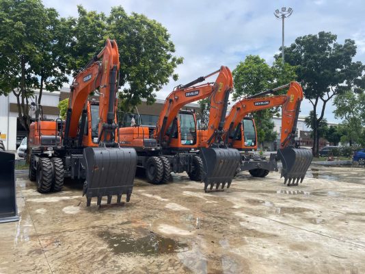 Máy xúc develon 140 mới